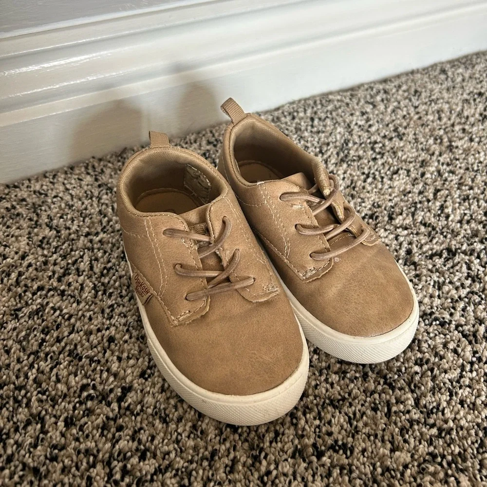 Toddler Boy Oshkosh Tan Sneaker — size 7 - Picture 9 of 9
